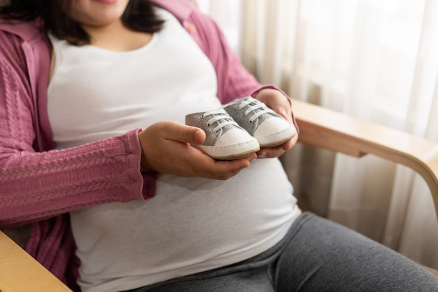 Gelukkige zwangere vrouw met baby in zwangere buik