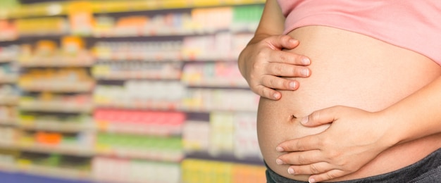 Gelukkige zwangere vrouw met baby in zwangere buik.