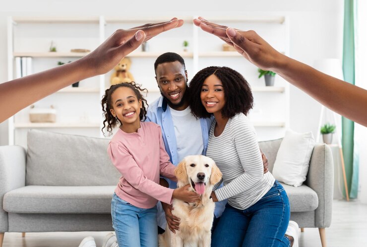 Foto gelukkige zwarte familie poseren met hond thuis