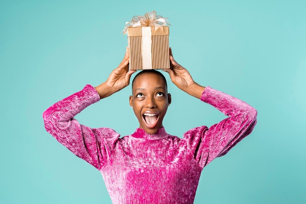 Gelukkige zwarte vrouw met een geschenkdoos