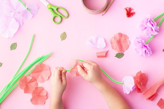 Gemakkelijk papieren bloemen knutselen voor kinderen handen moederdag gelukkige verjaardag foto van hoge kwaliteit