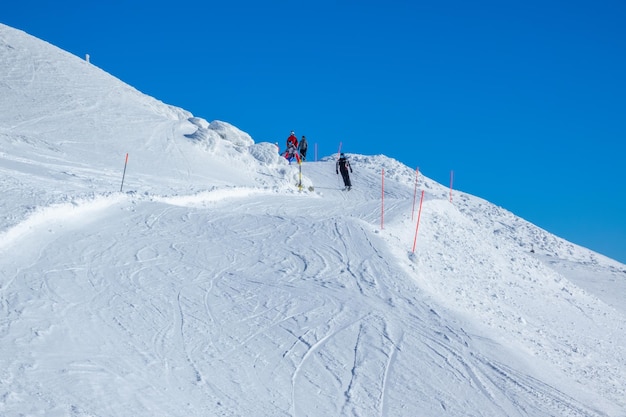 Gemakkelijke skipiste voor beginners en blauwe lucht