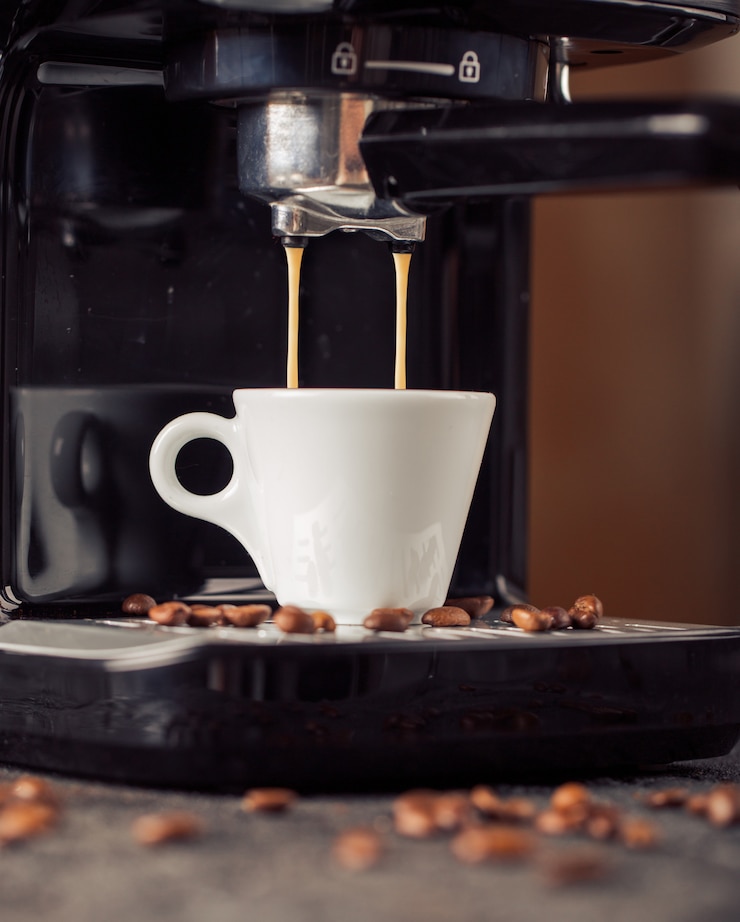 Foto gemalen koffie en koffiebonen op oude café tafel.