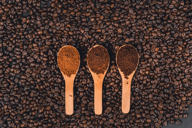 Gemalen koffie in een lepel op de achtergrond