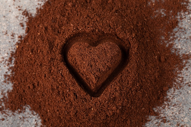 Gemalen koffie met hart vorm bovenaanzicht