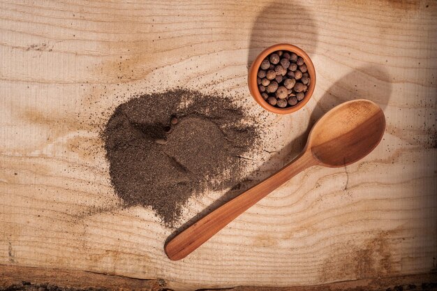 Gemalen peper en doperwten en piment Een lepel kruiden