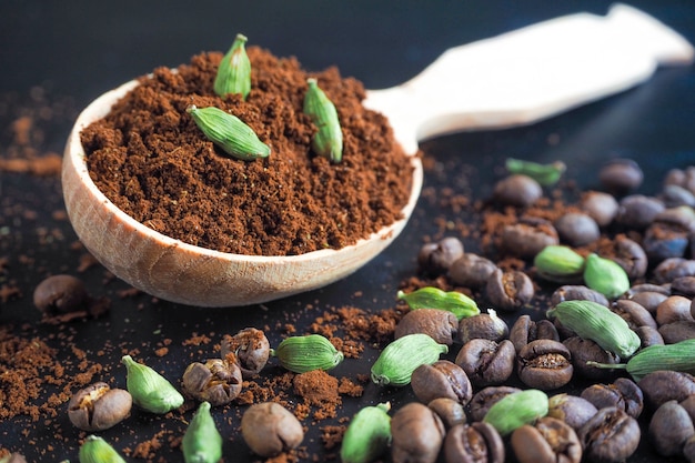 Gemalen zwarte koffie en kardemom. De traditionele Arabische drank.