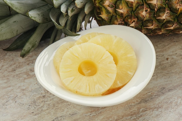 Gemarineerde ananasringen in de bowl