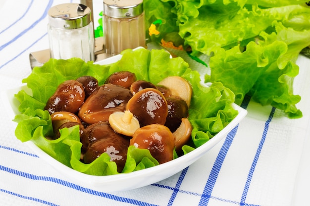 Gemarineerde champignons met slablaadjes.