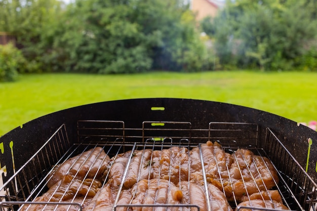 Gemarineerde gegrilde kip op de vlammende grill