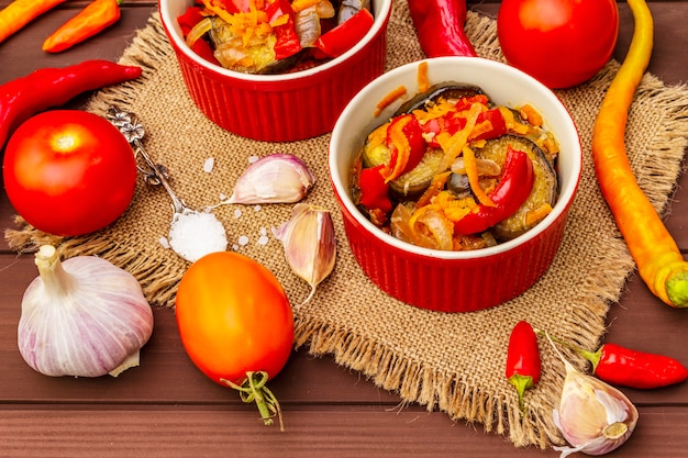 Gemarineerde salade met ingemaakte groenten: aubergine, wortel, peper, tomaat, knoflook