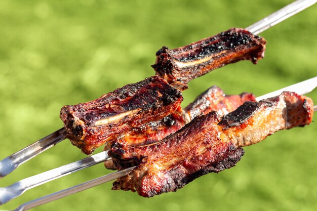 Gemarineerde varkensspiesjes op de grill