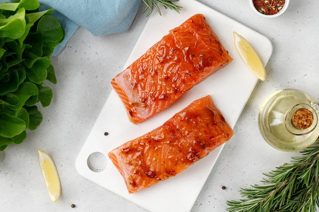 Foto gemarineerde zalm met saus rode marinade pittige vissteaks plakken rauwe ongekookte zalmfilet vis