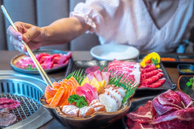 Gemarmerd Wagyu-rundvlees in plaat op Koreaanse barbecuetafel in Japans restaurant heerlijk