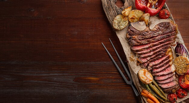 Gemarmerde biefstuk op de been gekookt tot een medium van zeldzame grill. naast de biefstuk, gegrilde groenten als bijgerecht. heerlijk galadiner voor twee