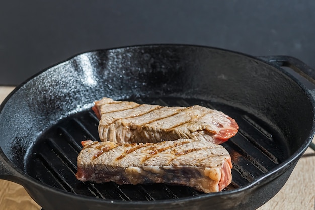 Gemarmerde biefstuk op een grillpan