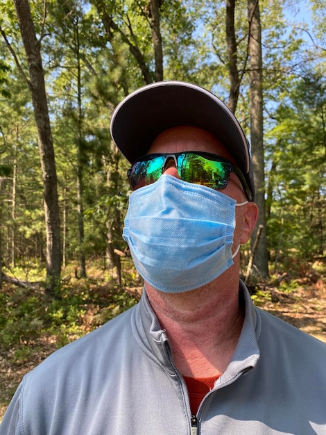 Foto gemaskerd buiten