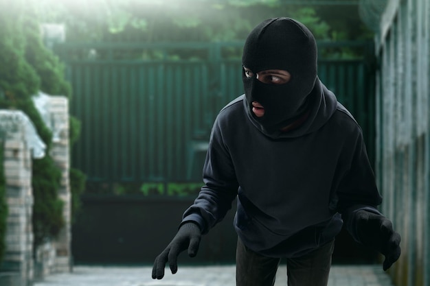 Gemaskerde dief sluipen