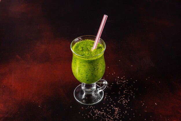 Gember groene appel smoothie op concrete achtergrond.