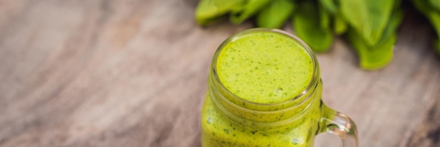 Gember groene appel-smoothie op een betonnen achtergrond, het kan worden gebruikt als een lang formaat achtergrondbanner