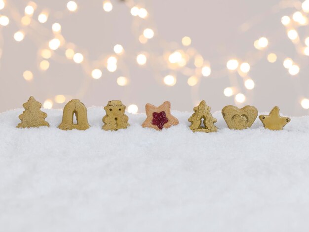 Foto gemberbrood koekjes op nep sneeuw