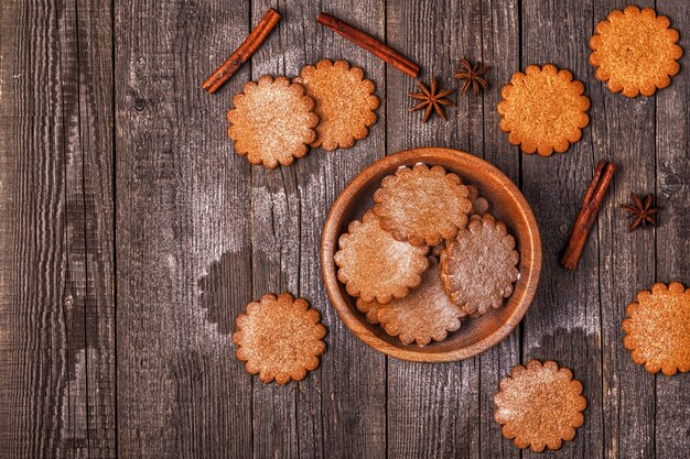 Gemberkoekjes gegarneerd met poedersuiker