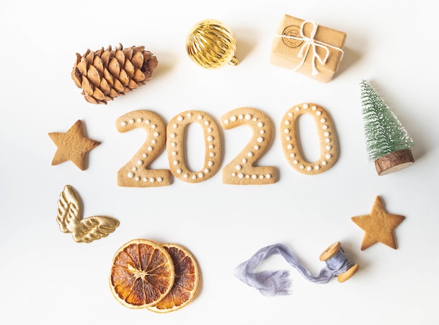 Gemberkoekjes in de vorm van getallen en 2020 Nieuwjaar gemberkoekjes en xmas decoratie frame