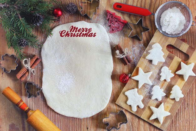 Gemberkoekjes koken op kerstavond thuis in de keuken