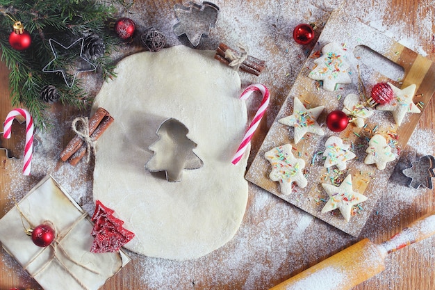 Gemberkoekjes koken op kerstavond thuis keuken