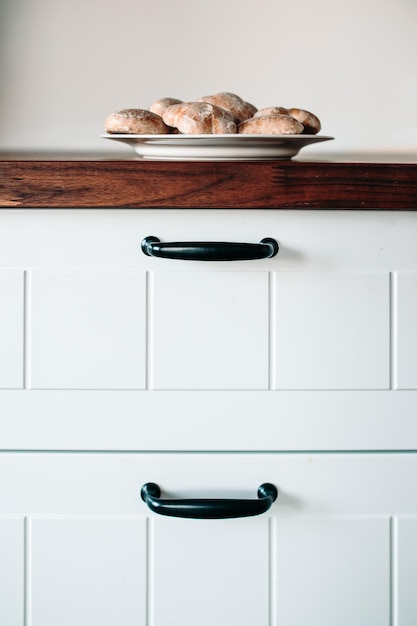 Gemberkoekjes op houten tafel. Gezellig thuis koken. Thuis bakken.