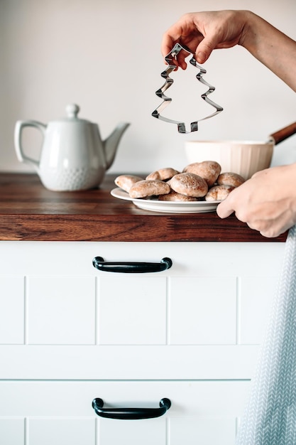 Gemberkoekjes op houten tafel. gezellig thuis koken. thuis bakken.