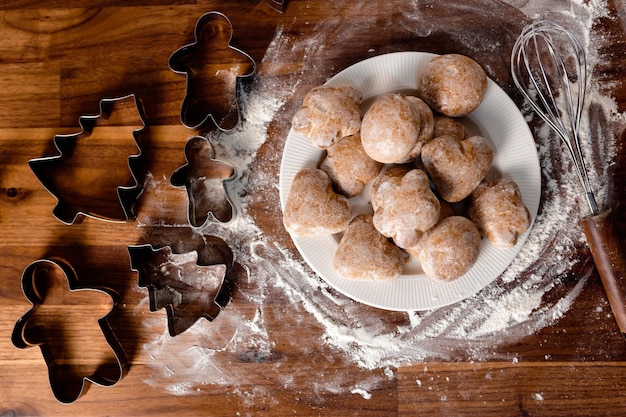 Gemberkoekjes op houten tafel. Gezellig thuis koken. Thuis bakken.