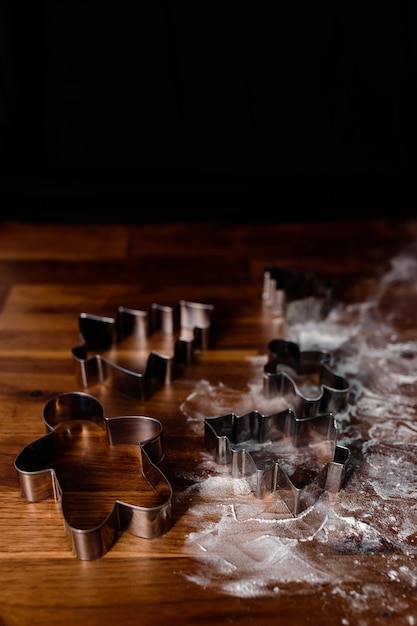 Gemberkoekjes op houten tafel. Gezellig thuis koken. Thuis bakken.