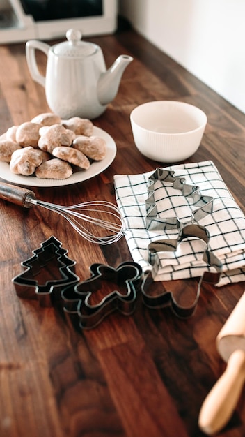 Gemberkoekjes op houten tafel. Gezellig thuis koken. Thuis bakken.