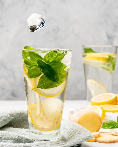 Gemberlimonade met basilicum in een longdrinkglas