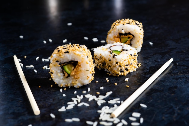 Gembersticks met sushibroodjes Op de voorgrond is een witte rijst close-up