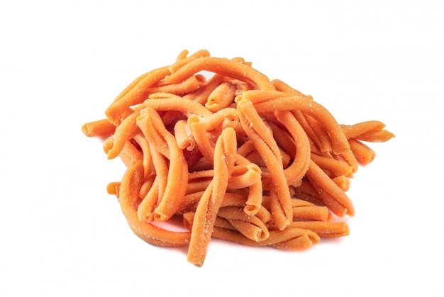 Pasta gemelli al gusto di carota isolata on white