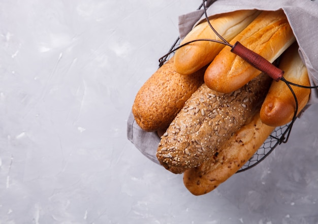 Foto gemengd brood in een metalen mand baguettes.