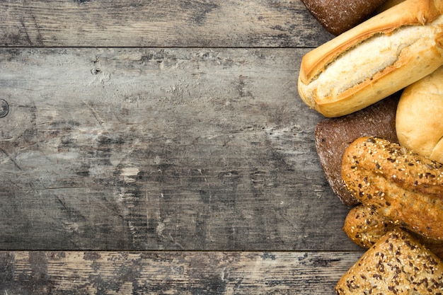 Gemengd brood op de houten ruimte van het de meningsexemplaar van de lijstbovenkant