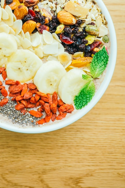 Gemengd fruit met muesli en granola