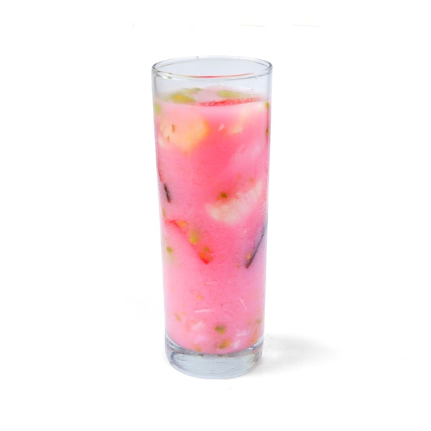 Gemengd ijs met melk en rode siroop met fruit in hoog glas, geïsoleerd op een witte achtergrond