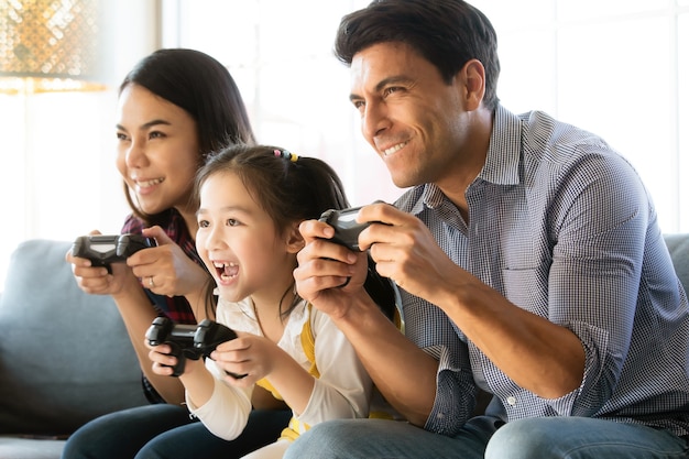 Gemengd ras familie samenspelen in de woonkamer.