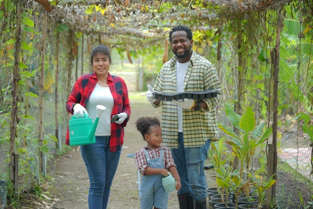 Gemengd ras gezin met dochter samen tijd doorbrengen op biologische boerderij Afro-Amerikaanse familie