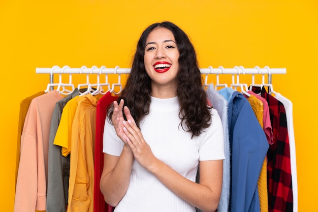 Gemengd ras vrouw in een kledingwinkel applaudisseren