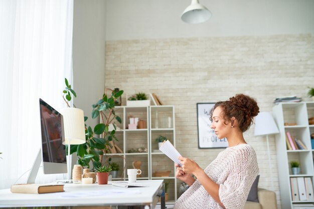 Gemengd ras vrouw leesboek aan balie