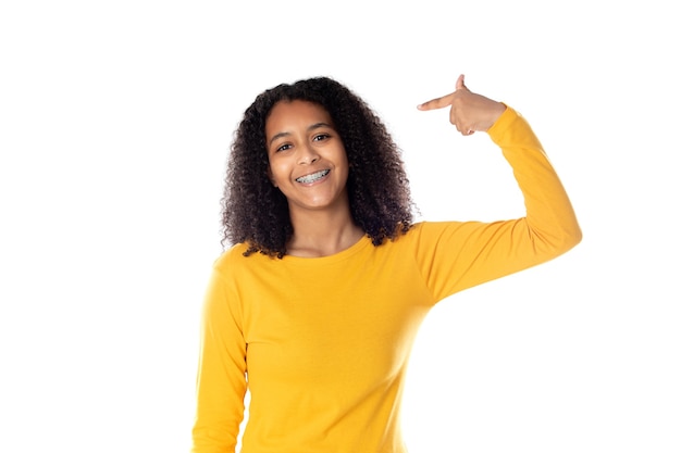 Gemengd ras vrouw met schattig afrohaar