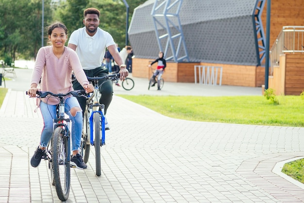 Gemengd raspaar dat een fiets neemt op de app voor huurtelefoons