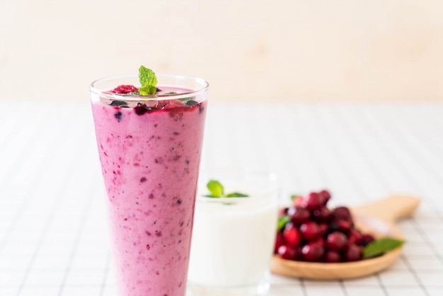 gemengde bessen met yoghurt smoothies