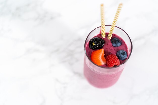 Foto gemengde bessensmoothie