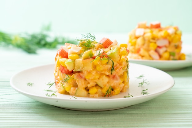 gemengde fruitsalade met krabstick (appel, maïs, papaja, ananas)